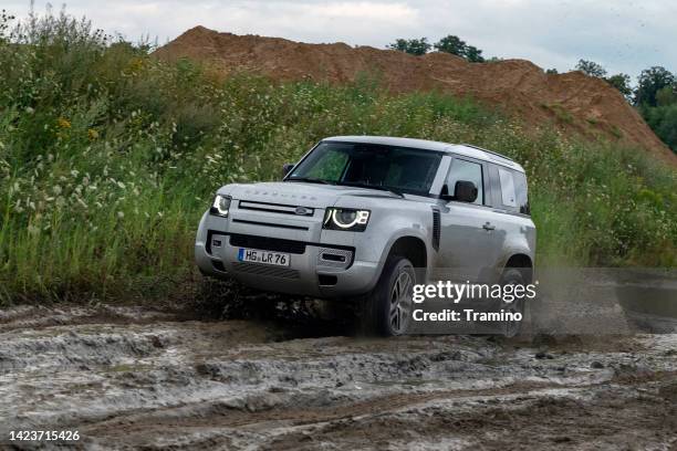 land rover defender in motion - new adventure stock pictures, royalty-free photos & images