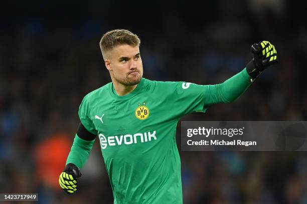 Alexander Meyer of Borussia Dortmund celebrates after Jude Bellingham of Borussia Dortmund scores their sides first goal during the UEFA Champions...