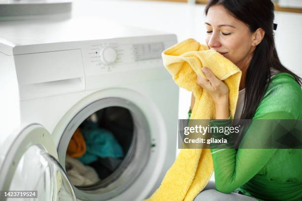 lavar la ropa en casa. - smelling fotografías e imágenes de stock