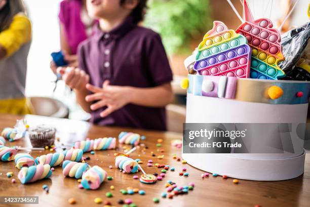 süße geschenkbox auf dem esstisch - kindertag stock-fotos und bilder