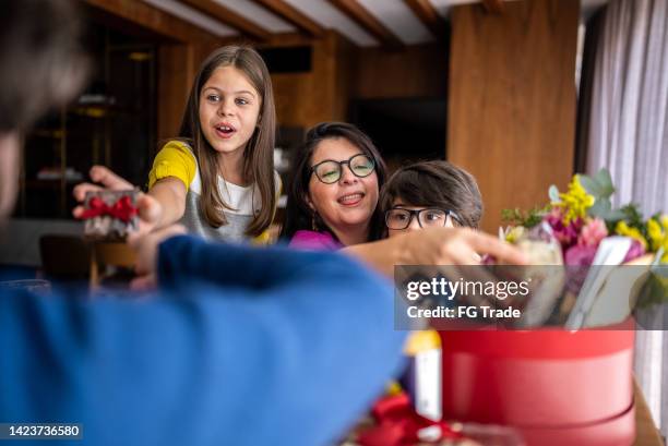 family opening a breakfast basket at home - 40 birthday stock pictures, royalty-free photos & images
