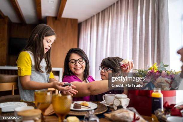 family opening a breakfast basket at home - mother's day breakfast stock pictures, royalty-free photos & images