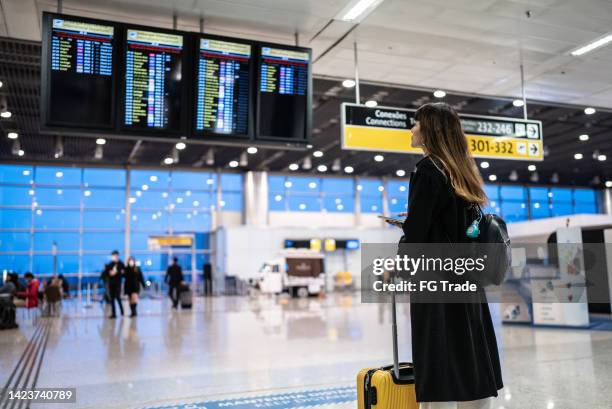 junge frau am flughafen - airline passengers stock-fotos und bilder