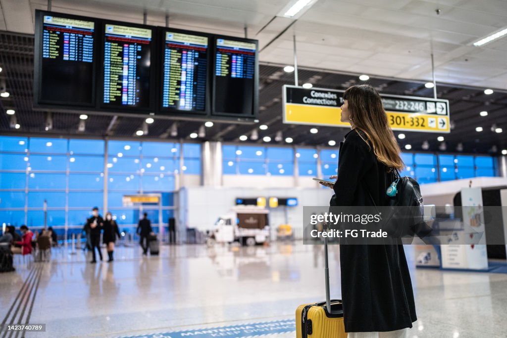 Joven cita en el aeropuerto
