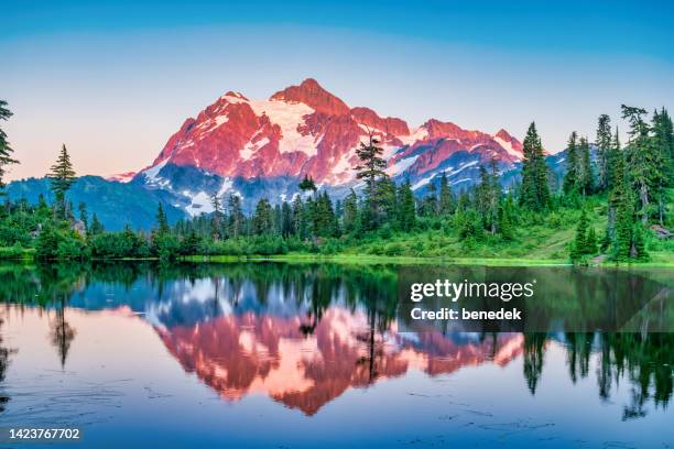 mount shuksan washington usa picture lake - mt shuksan imagens e fotografias de stock