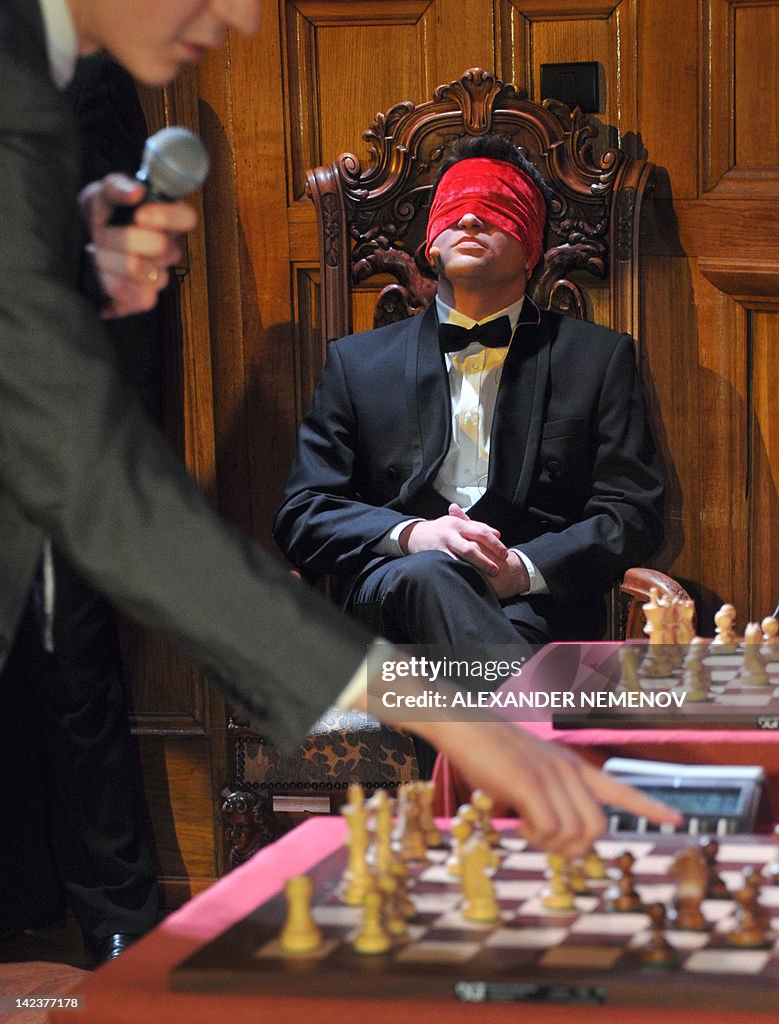 An assistant moves chess, as French international chess