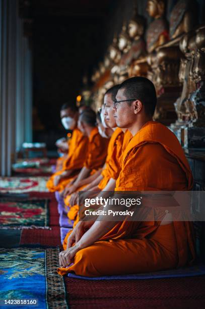 monges budistas se sentam em um templo - wat pho - fotografias e filmes do acervo