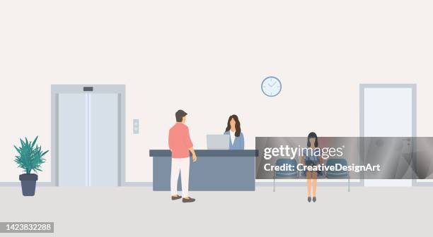 wartezimmer im krankenhaus oder im büro mit junger frau, die auf termin wartet. frau rezeptionistin spricht mit jungem mann an der rezeption - hotel lobby stock-grafiken, -clipart, -cartoons und -symbole