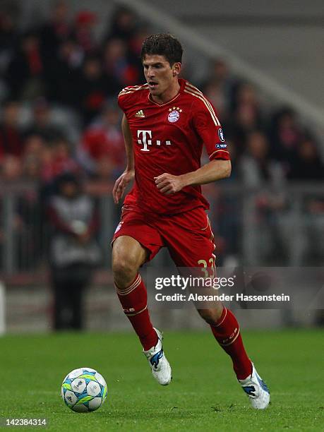 Mario Gomez of FC Bayern Muenchen runs with the ball during the UEFA Champions League quarter final second leg match between FC Bayern Muenchen and...