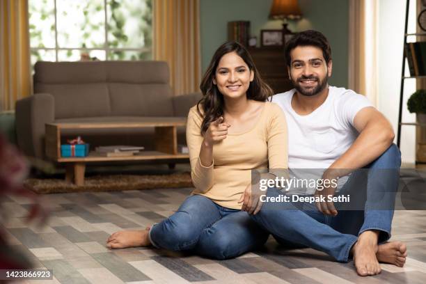 giovane coppia seduta sul pavimento, foto stock - indian couple foto e immagini stock