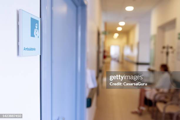 「ambulatorio」病院ホールのクリニックのイタリア語サイン - スポーツクリニック ストックフォトと画像