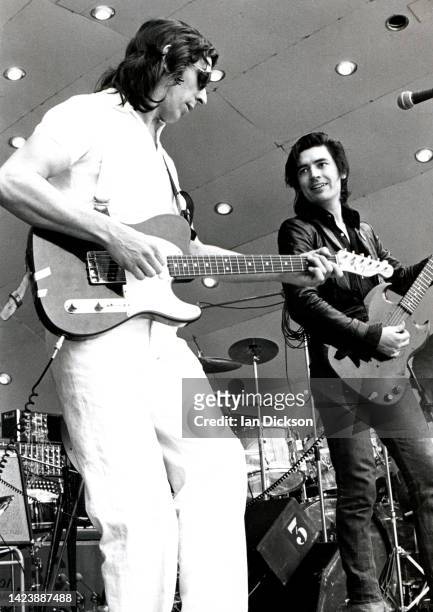 Cale with Chris Spedding performs on stage at the Apollo Theatre, Manchester, United Kingdom, 12th April 1976.