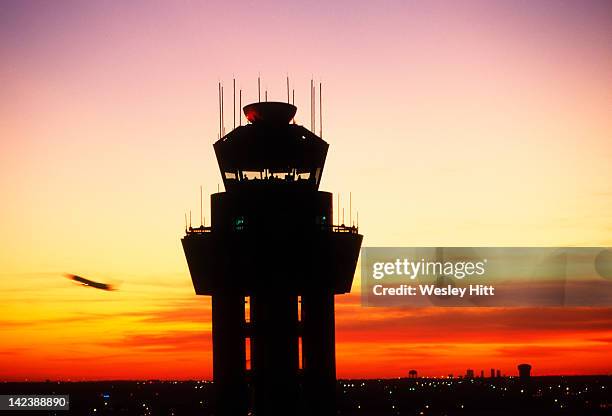 air traffic control tower at sunset - aeroporto di dallas fort worth foto e immagini stock