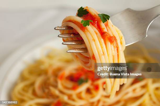 spaghetti with tomato sauce - italiaans eten stockfoto's en -beelden