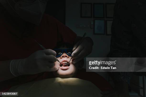 asian chinese boy routine dental checkup - wortelkanaal stockfoto's en -beelden