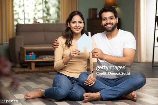 junges paar sitzt auf dem boden, stockfoto - indian couple at home stock-fotos und bilder