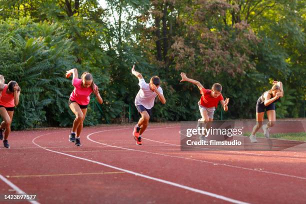 atleti sulla linea di partenza della gara pronti a correre - atletica leggera foto e immagini stock
