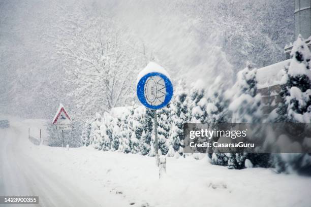 tire chain road sign next to a frozen road - tyre chain stock pictures, royalty-free photos & images