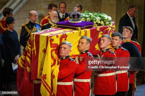 The coffin of Queen Elizabeth II is carried into The Palace of Westminster by guardsmen from The Queen's Company, 1st Battalion Grenadier Guards...