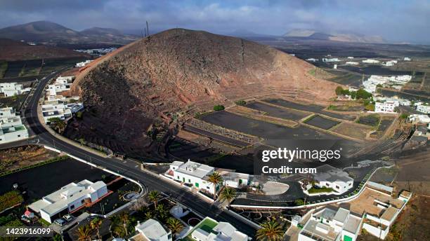 luftaufnahme der stadt tinajo im vulkankrater, lanzarote, kanarische inseln, spanien. - dormant volcano stock-fotos und bilder