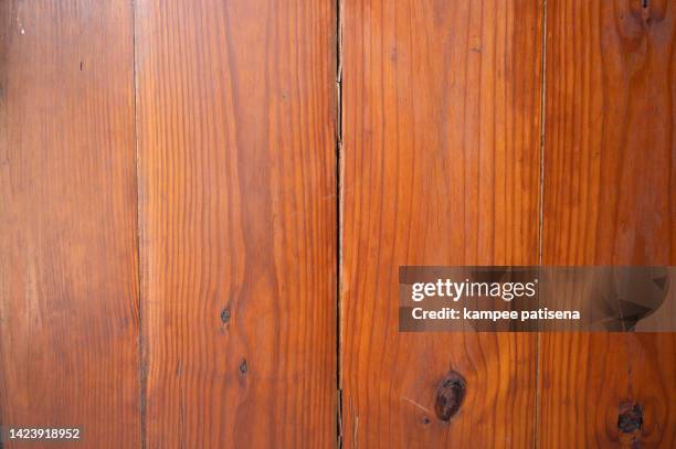 wooden plank ceiling - deckenverkleidung holz stock-fotos und bilder