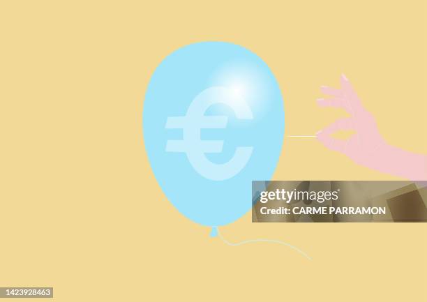 hand lässt einen ballon mit dem euro simbol explodieren. das geld läuft davon. wert des geldes nach unten. wirtschaft - 1 euro stock-grafiken, -clipart, -cartoons und -symbole