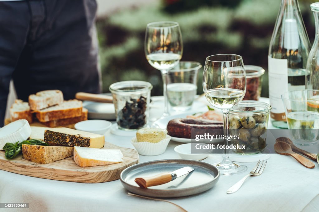 Essen und Wein auf dem Tisch für Picknick