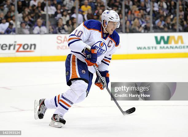 Shawn Horcoff of the Edmonton Oilers turns back to the puck against the Los Angeles Kings at Staples Center on April 2, 2012 in Los Angeles,...