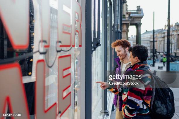 window shopping - boxing day stock pictures, royalty-free photos & images