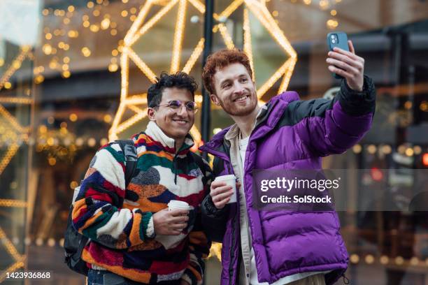 cold selfie - boxing day shopping in winter stockfoto's en -beelden