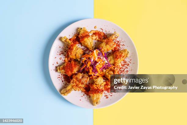 grilled chicken wings on plate - chicken overhead stock-fotos und bilder