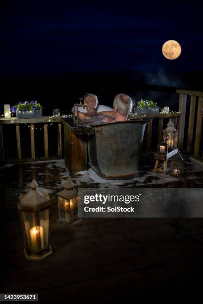 bañera de hidromasaje a la luz de la luna - moonlight lovers fotografías e imágenes de stock