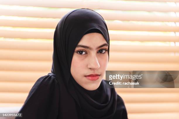 porträt eines selbstbewussten muslimischen teenagers. - schleier stock-fotos und bilder
