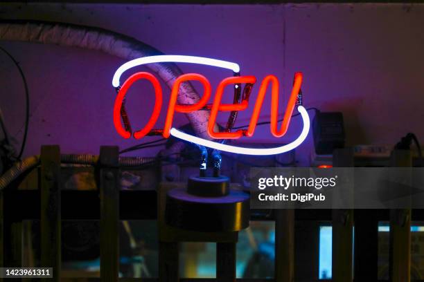 neon open sign - open segnale inglese foto e immagini stock