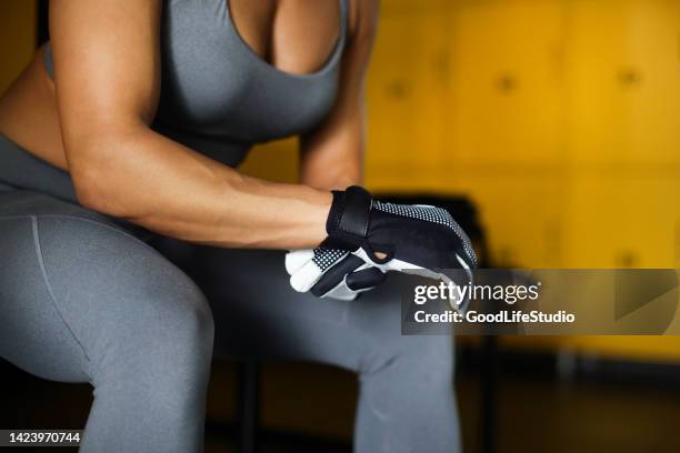 prêt pour une formation - gants de sport photos et images de collection