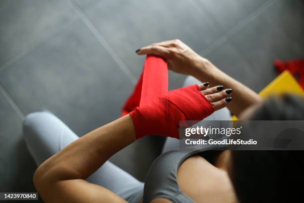 preparándose para un entrenamiento de combate - kick boxing fotografías e imágenes de stock