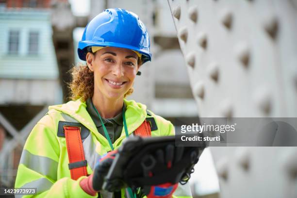 female civil engineer portrait - safety harness stockfoto's en -beelden