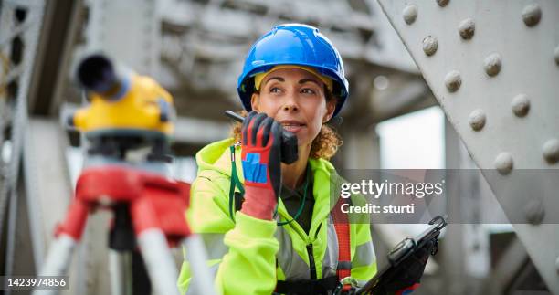 geometra femmina in acciaio - construction workers foto e immagini stock