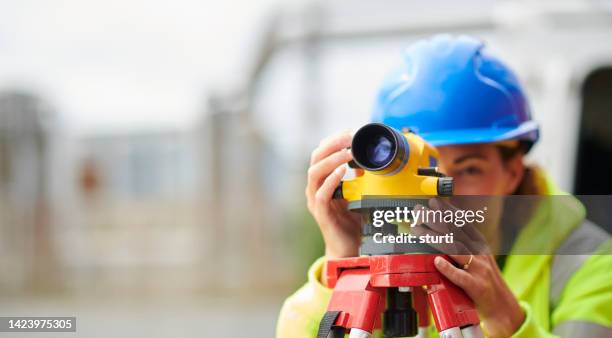 female site surveyor - waterpas stockfoto's en -beelden
