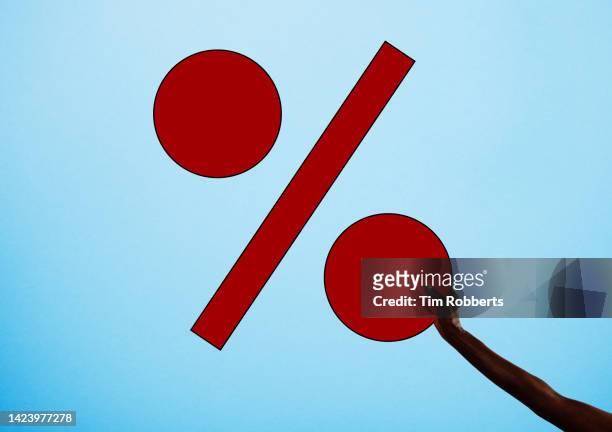 woman holding percentage illustration - segno di percentuale foto e immagini stock