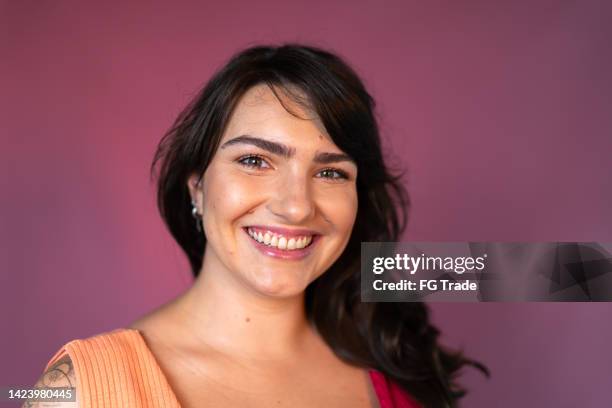 portrait of a young woman on a pink background - brazilian female models 個照片及圖片檔