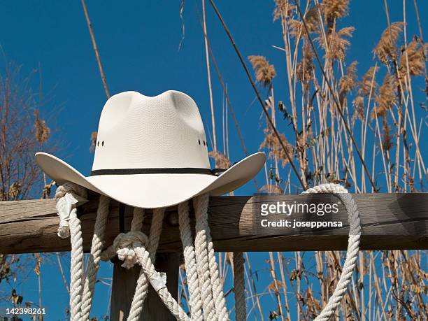cowboy-hut in einem zaun - cowboyhut stock-fotos und bilder