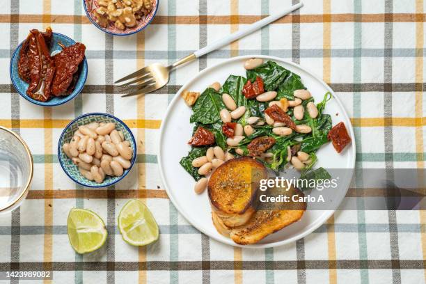 kale, cannellini beans and sun-dried tomatoes. - mediterrane kultur stock-fotos und bilder