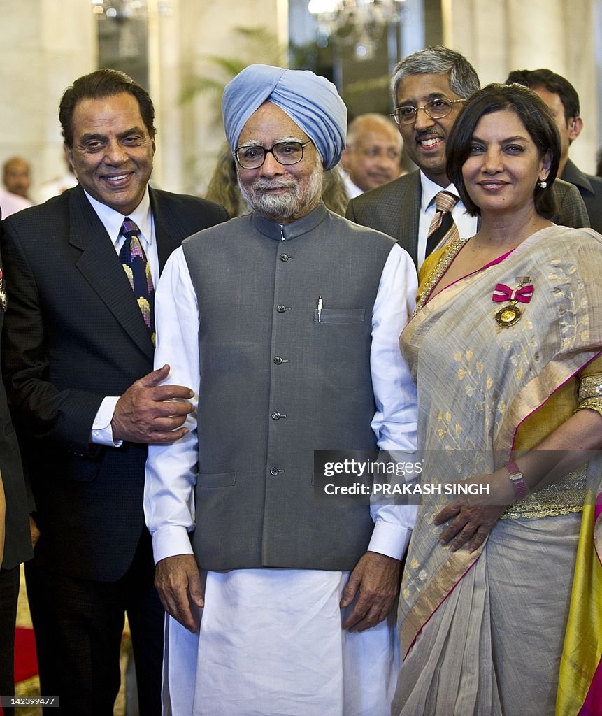 Indian Prime Minister Manmohan Singh (C)