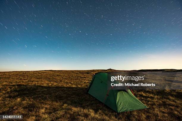 wild camping on the summit of pen y fan in the brecon beacons, wales - camping selvagem imagens e fotografias de stock