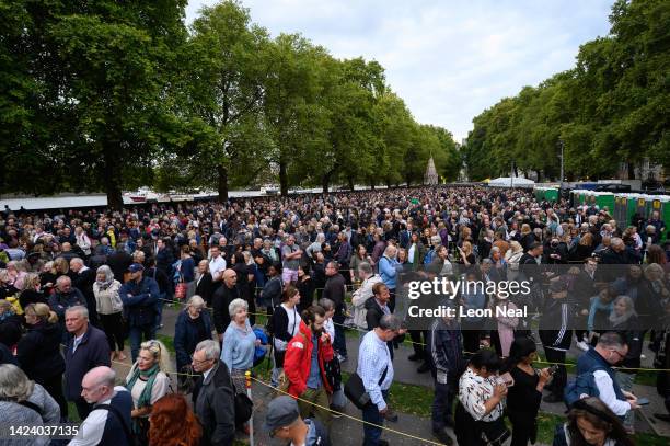 Respect The Queue Queue For The Lying In State Of Elizabeth Ii Photos and Premium High ...