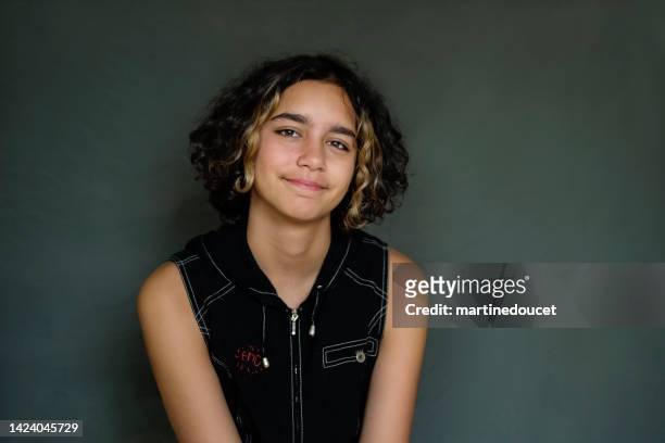 portrait of a mixed-race non-binary teenager in studio. - 非二元性別 個照片及圖片檔