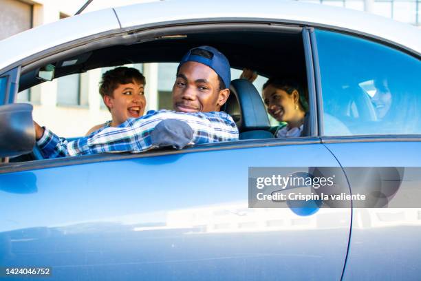 four young friends in car, travel - 第一次出現 個照片及圖片檔