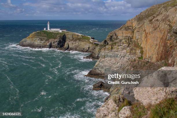 south stack lighthouse, anglesey, wales, vereinigtes königreich - anglesey wales stock-fotos und bilder