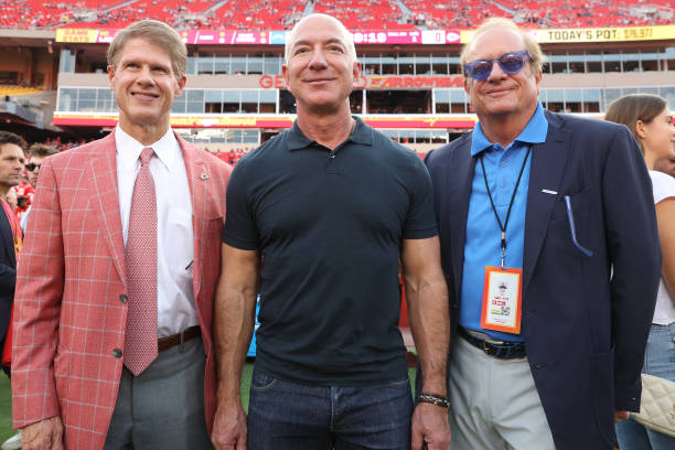 Kansas City Chiefs Owner Clark Hunt, Former Amazon CEO Jeff Bezos, and Los Angeles Chargers Owner Dean Spanos on the field before the game at...